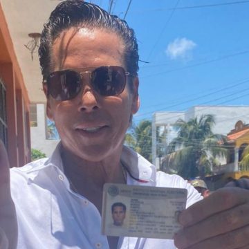 Roberto Palazuelos, candidato al Senado, ejerce su voto y espera resultados en Cancún