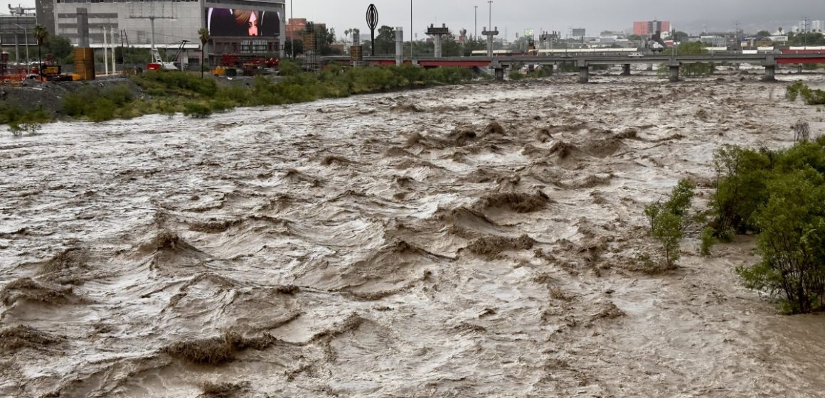 Desbordamiento del río Santa Catarina paraliza áreas de Monterrey por tormenta tropical ‘Alberto’