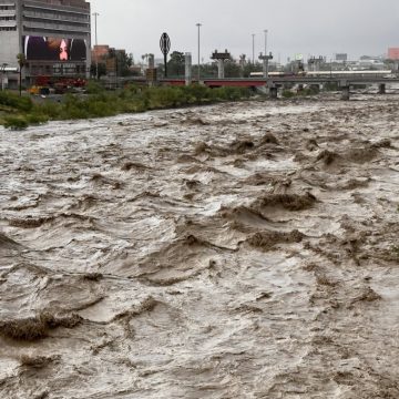 Desbordamiento del río Santa Catarina paraliza áreas de Monterrey por tormenta tropical ‘Alberto’