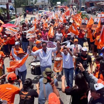 Roberto Palazuelos promete a habitantes de Bacalar, Quintana Roo, bajar tarifas de luz